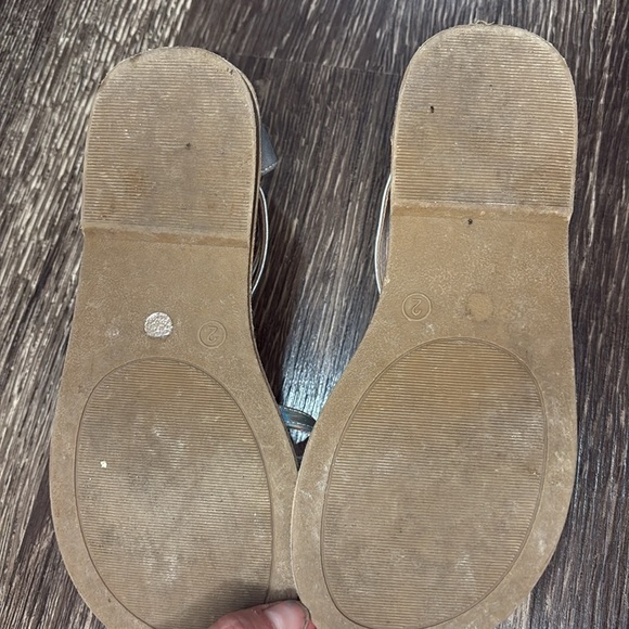 Girls size 2 gladiator style sandals with sparkle and shiny detail - Picture 5 of 6